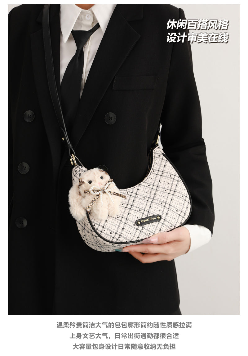 New Crescent Moon Bag, a stylish women's birthday gift, commuter shoulder bag, high-end design, perfect for mom or wife.