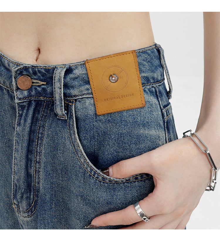 American retro blue straight-leg wide-leg jeans for women, casual and versatile, light-colored, floor-length trousers.